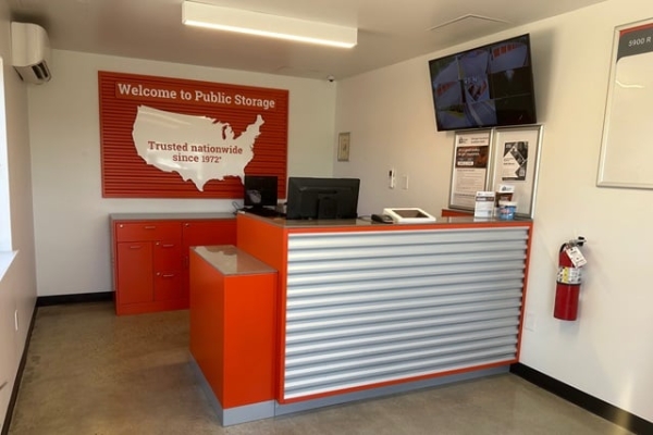 Facility photo: //images.sparefoot.com/medium/21394768838099df7b9.jpg