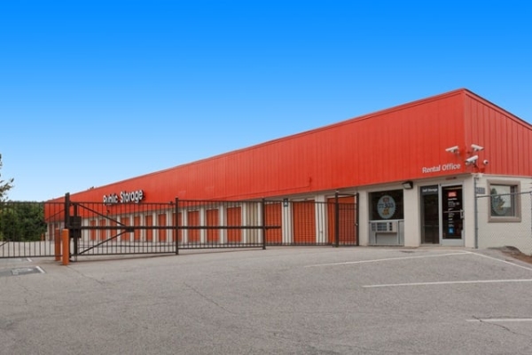 Facility photo: //images.sparefoot.com/medium/21395169f5f8dea9850.jpg