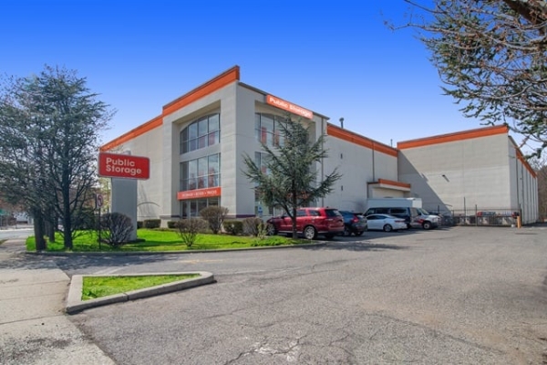 Facility photo: //images.sparefoot.com/medium/213952687b9a8a4292d.jpg