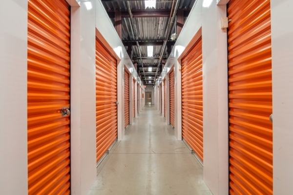 Facility photo: //images.sparefoot.com/medium/2139566a0c64bf9c2b7.jpg