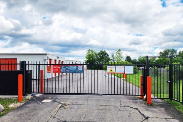 Facility photo: //images.sparefoot.com/medium/2139656968f772d860c.jpg