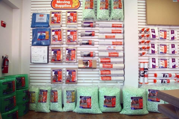 Facility photo: //images.sparefoot.com/medium/213967698dddd74673f.jpg