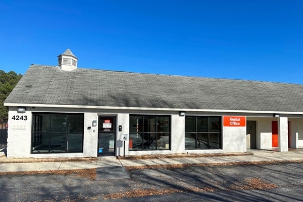 Facility photo: //images.sparefoot.com/medium/21397069f4a7878102f.jpg