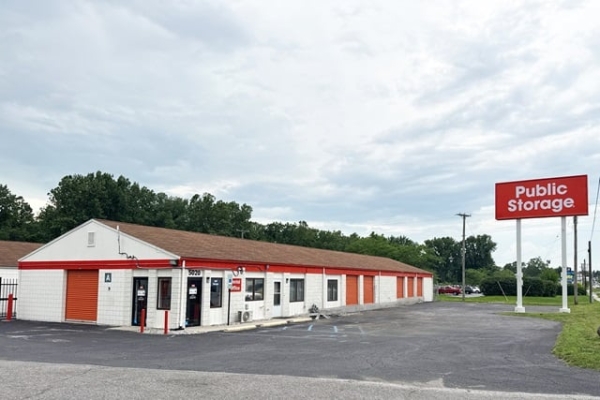 Facility photo: //images.sparefoot.com/medium/21397369f4a8273f9d1.jpg