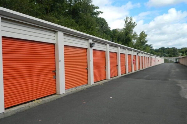 Facility photo: //images.sparefoot.com/medium/213974687b99ff30d53.jpg