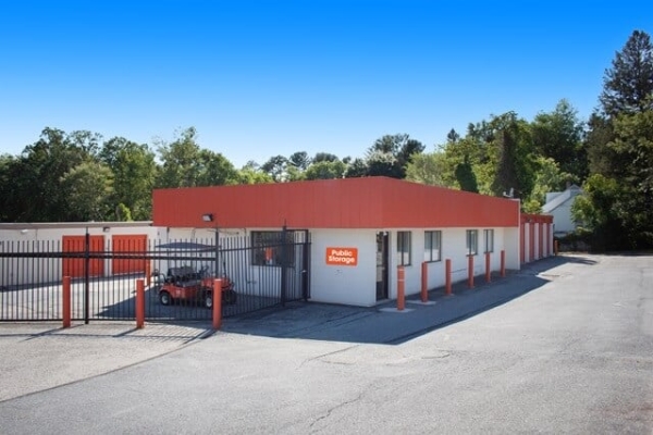 Facility photo: //images.sparefoot.com/medium/213977687b9a463c4f9.jpg
