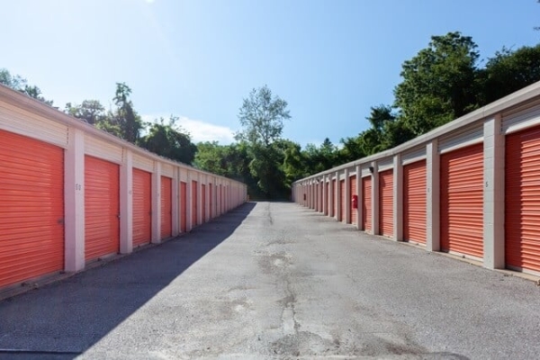 Facility photo: //images.sparefoot.com/medium/213977687b9a471fcab.jpg