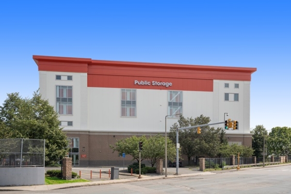 Facility photo: //images.sparefoot.com/medium/21397968f63338aeeeb.jpg