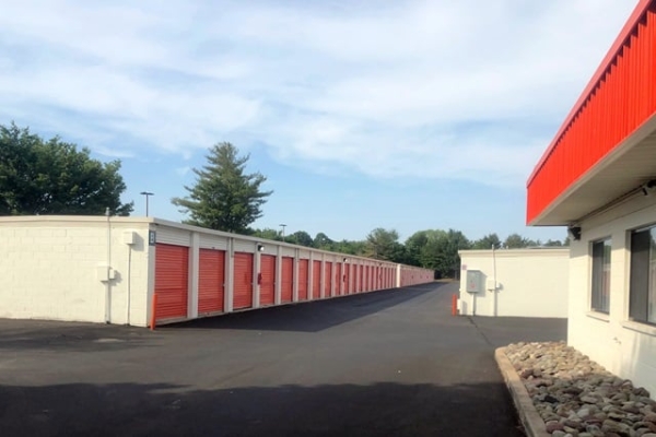 Facility photo: //images.sparefoot.com/medium/213982688380b4911c8.jpg