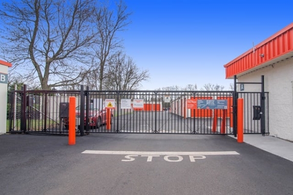 Facility photo: //images.sparefoot.com/medium/2139856966516cb17f4.jpg