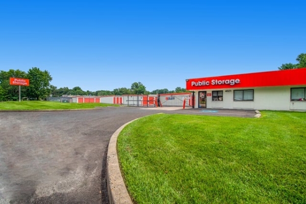 Facility photo: //images.sparefoot.com/medium/213986687cea1678ae6.jpg