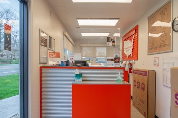Facility photo: //images.sparefoot.com/medium/213988687a46a3ba9f8.jpg