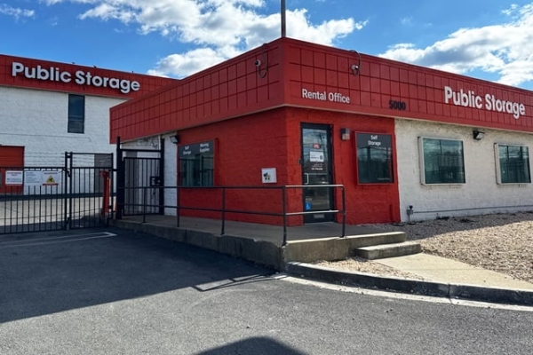 Facility photo: //images.sparefoot.com/medium/2139896878f4b97b7b6.jpg