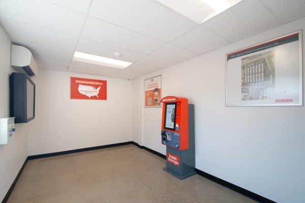 Facility photo: //images.sparefoot.com/medium/2139926878f530bbf35.jpg