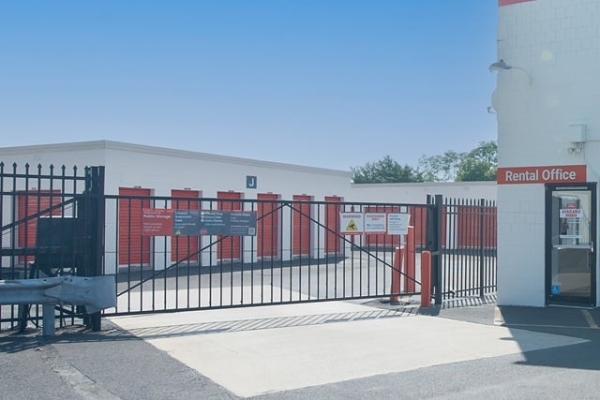 Facility photo: //images.sparefoot.com/medium/213992696b994584ea5.jpg