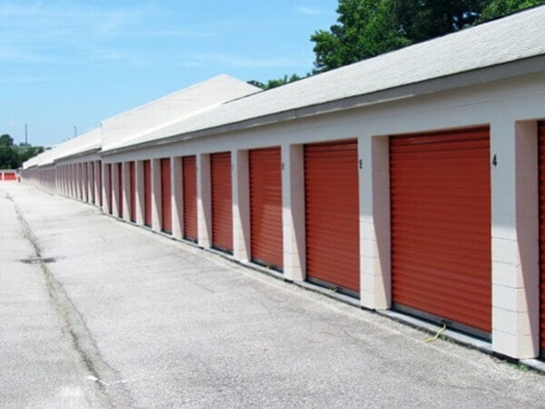 Facility photo: //images.sparefoot.com/medium/21399369f7480176d09.jpg