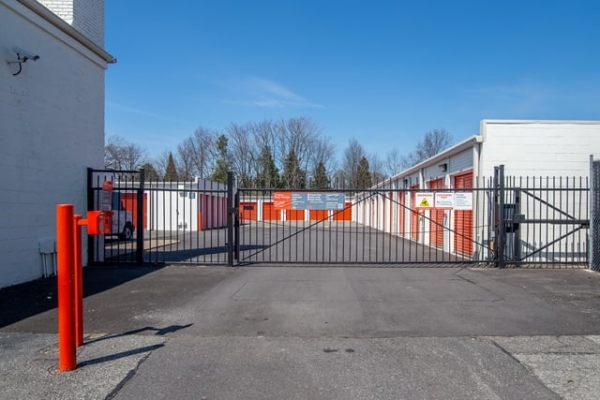 Facility photo: //images.sparefoot.com/medium/2139956893530221b8f.jpg