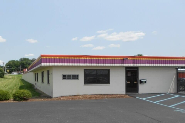 Facility photo: //images.sparefoot.com/medium/2139966a2c03e35057f.jpg