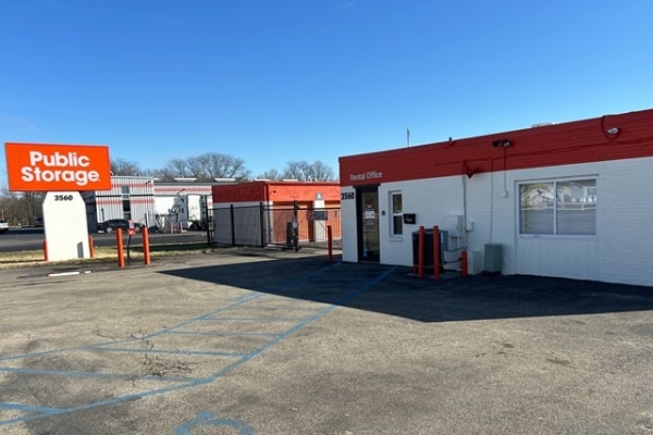 Facility photo: //images.sparefoot.com/medium/2139976877a37d13890.jpg