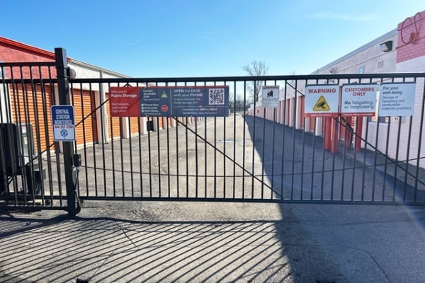 Facility photo: //images.sparefoot.com/medium/21399769f5f8839684f.jpg