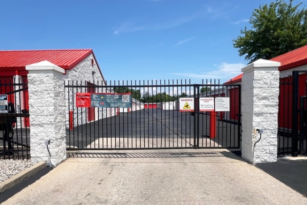 Facility photo: //images.sparefoot.com/medium/21400168e7b3e595ec4.jpg