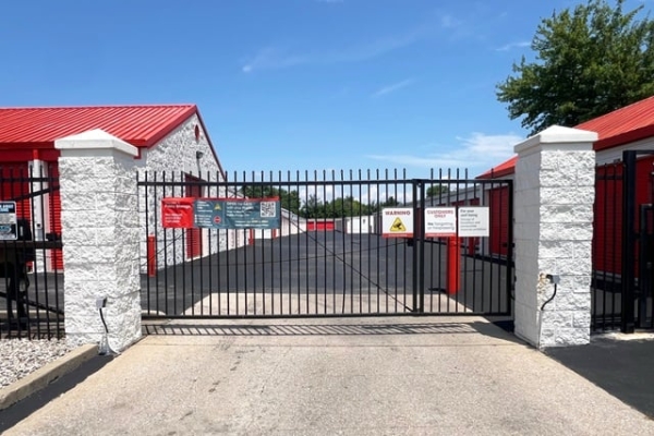 Facility photo: //images.sparefoot.com/medium/21400169401620ccacc.jpg