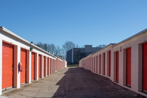 Facility photo: //images.sparefoot.com/medium/2140036890b05e6b1fe.jpg