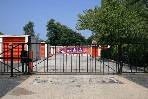 Facility photo: //images.sparefoot.com/medium/2140066957d18f56395.jpg