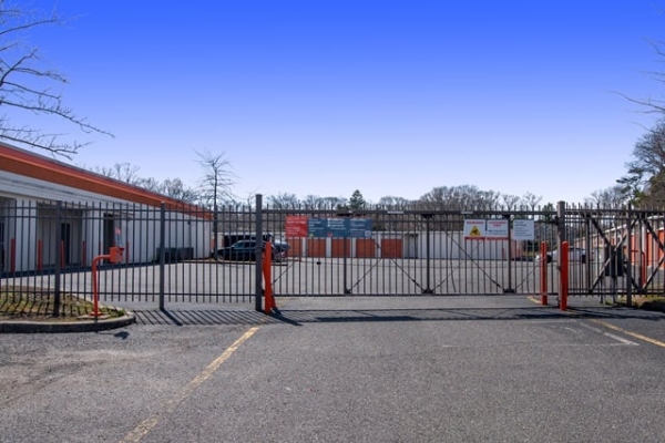 Facility photo: //images.sparefoot.com/medium/214008689f30885697a.jpg