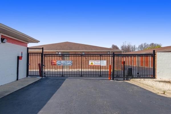 Facility photo: //images.sparefoot.com/medium/214010696e3b675e715.jpg