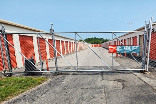 Facility photo: //images.sparefoot.com/medium/214011692c4ec0cff61.jpg