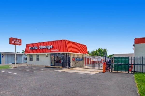 Facility photo: //images.sparefoot.com/medium/214014687ce97e1a0b0.jpg