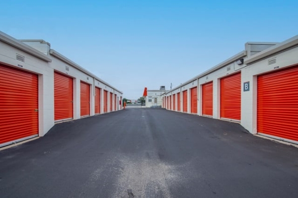 Facility photo: //images.sparefoot.com/medium/214014690dfcc4959a4.jpg