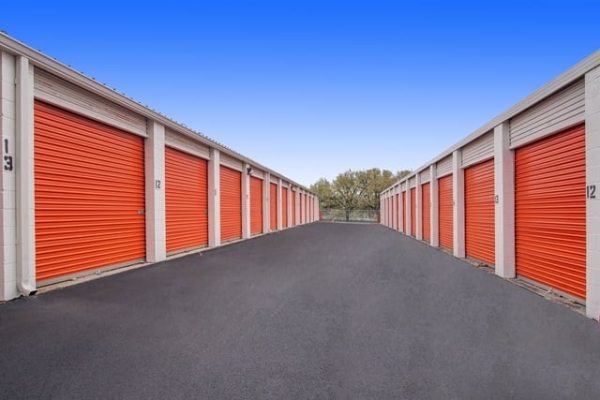 Facility photo: //images.sparefoot.com/medium/214015689201a016785.jpg