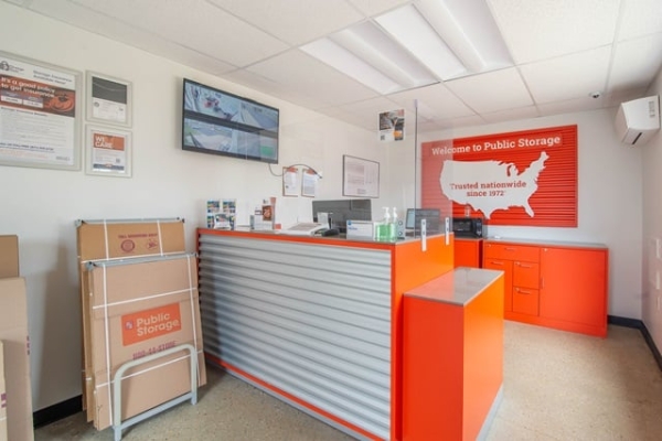 Facility photo: //images.sparefoot.com/medium/214015689201a141cd1.jpg