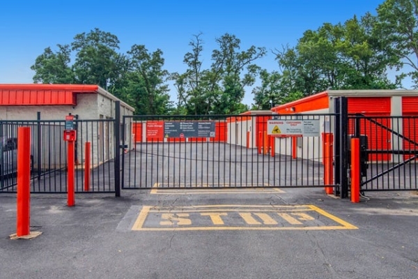 Facility photo: //images.sparefoot.com/medium/2140166942b8719d56b.jpg