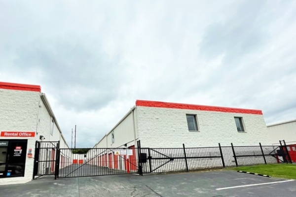 Facility photo: //images.sparefoot.com/medium/21401769610dc529790.jpg