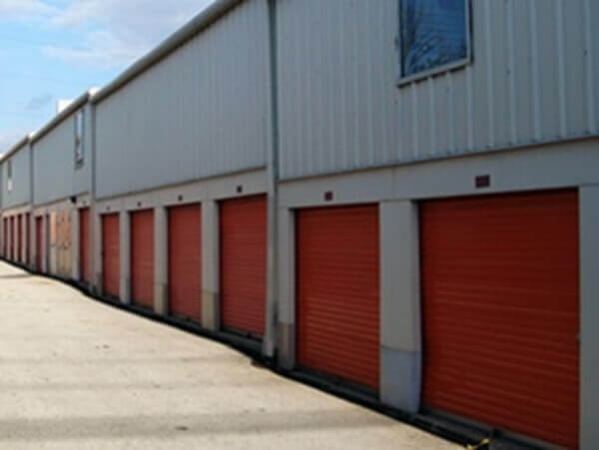 Facility photo: //images.sparefoot.com/medium/2140176a3e78691dd35.jpg
