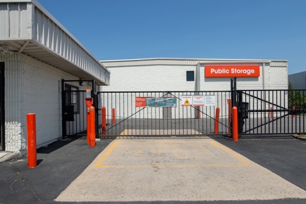 Facility photo: //images.sparefoot.com/medium/21401868f244f8d97b4.jpg