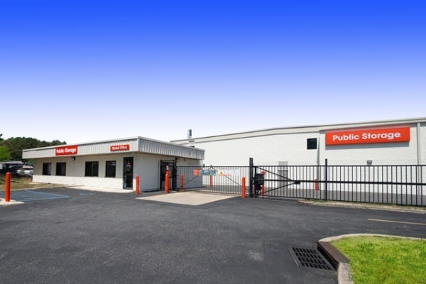 Facility photo: //images.sparefoot.com/medium/214018692da094d0bf2.jpg