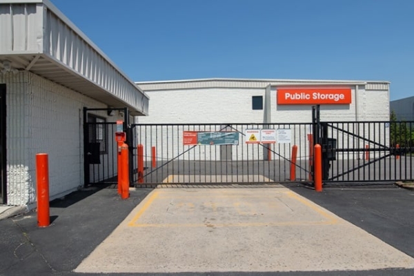 Facility photo: //images.sparefoot.com/medium/2140186a01e09e0213b.jpg