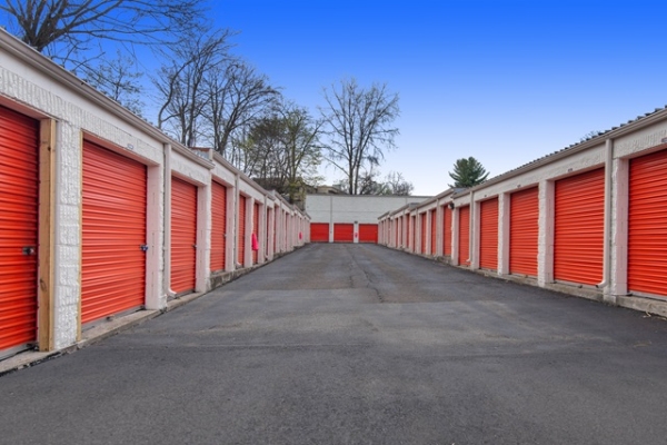 Facility photo: //images.sparefoot.com/medium/2140196895f692dff9f.jpg
