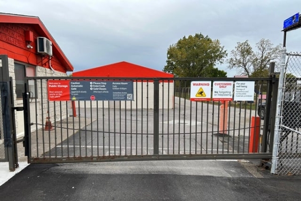 Facility photo: //images.sparefoot.com/medium/214020690cabbabf4c5.jpg