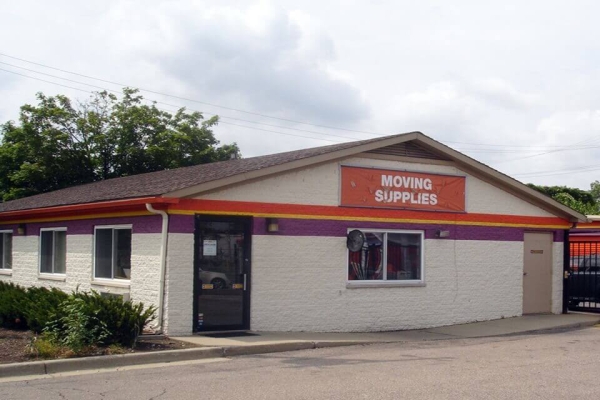 Facility photo: //images.sparefoot.com/medium/214021694fe8d41d74a.jpg