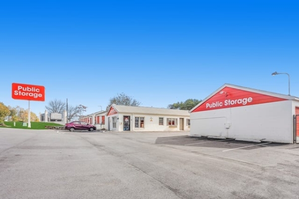 Facility photo: //images.sparefoot.com/medium/21402269ea1f8b3d893.jpg