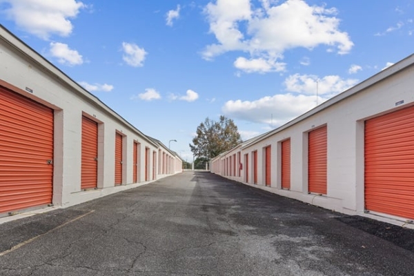 Facility photo: //images.sparefoot.com/medium/21402269f5f90f38537.jpg