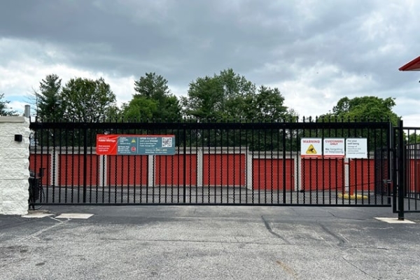 Facility photo: //images.sparefoot.com/medium/2140266a09c9c965c9b.jpg
