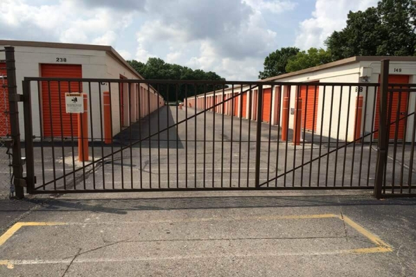 Facility photo: //images.sparefoot.com/medium/2140276878f52a9e967.jpg