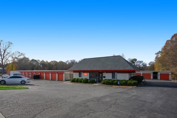 Facility photo: //images.sparefoot.com/medium/2140286877a35a662f2.jpg