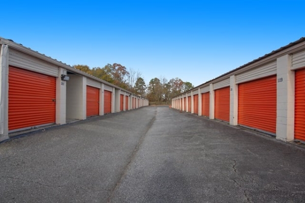 Facility photo: //images.sparefoot.com/medium/2140286877a35b50dac.jpg